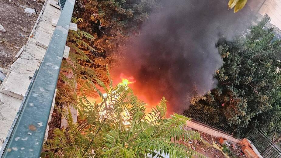 Fire breaks out after Houthi ballistic missile is shot down שריפה שפרצה בבית שמש עקב נפילת שברי יירוט