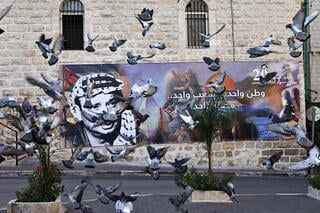 גרפיטי יאסר ערפאת מנהיג יו"ר הרשות הפלסטינית פלסטינים רמאללה 20 שנה ל מות מוות