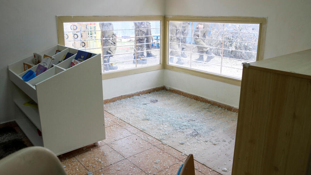 זכוכית מפוזרות בתוך הגן, לאחר הפגיעה (צילום: REUTERS/Shir Torem) פגיעת כטב"מ גן ילדים בנשר
