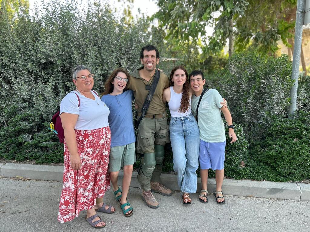 סא״ל (במיל׳) לוטם פרן פרח והמשפחה. להרגיע את הילדים ולהזכיר להם שאבא הבטיח לחזור (צילום: אלבום משפחתי) סא״ל (במיל׳) לוטם פרן פרח, מג״ד 8119 חטיבת ירושלים ואם ילדיו ענבל
