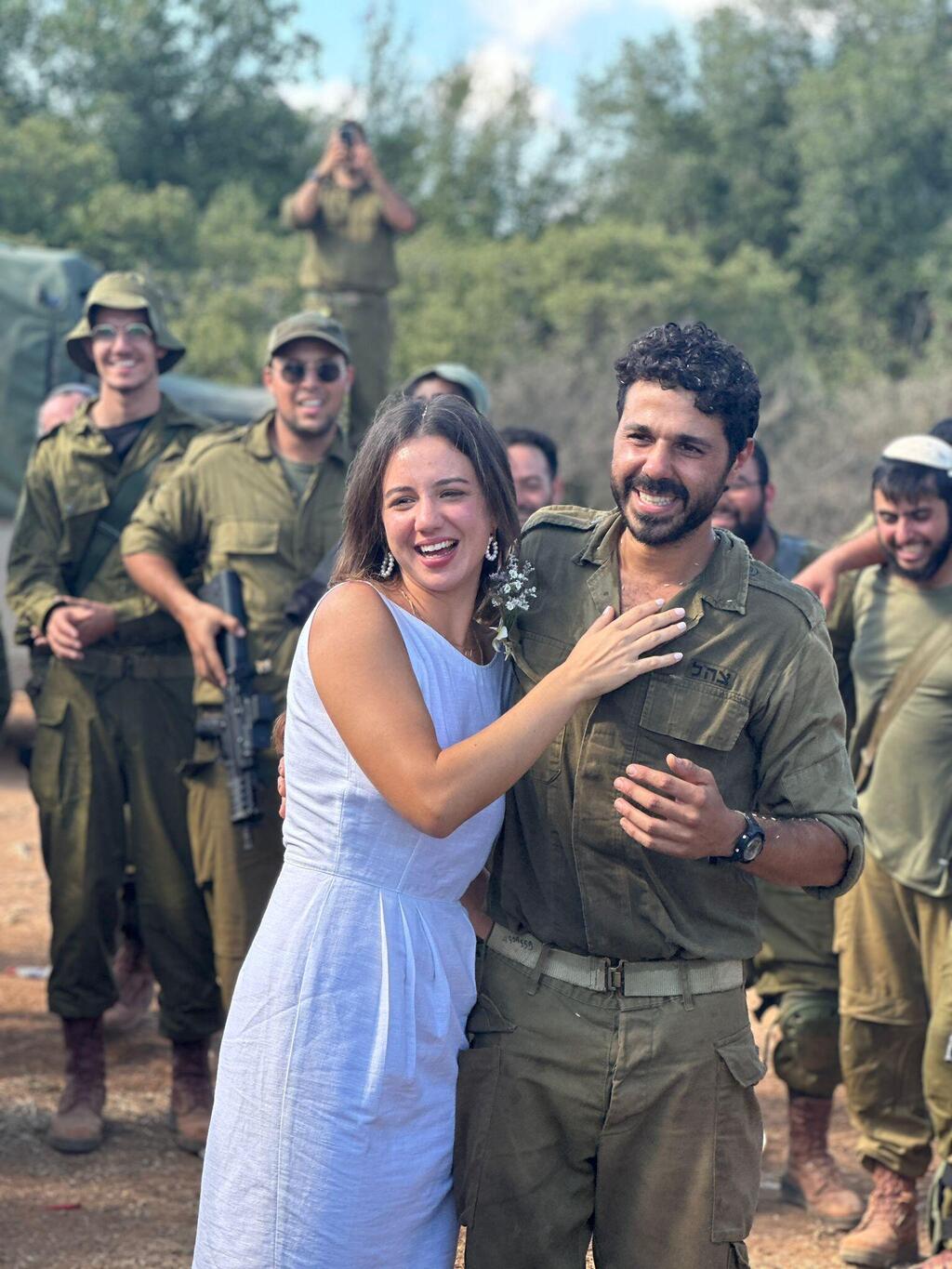 רס״ל (במיל׳) איתי שוורצשטיין ואשתו עומר פדן. התחתנו במהירות בשטח כינוס (צילום: hann.adam.photos) רס״ל (במיל׳) איתי שוורצשטיין ואשתו עומר פדן
