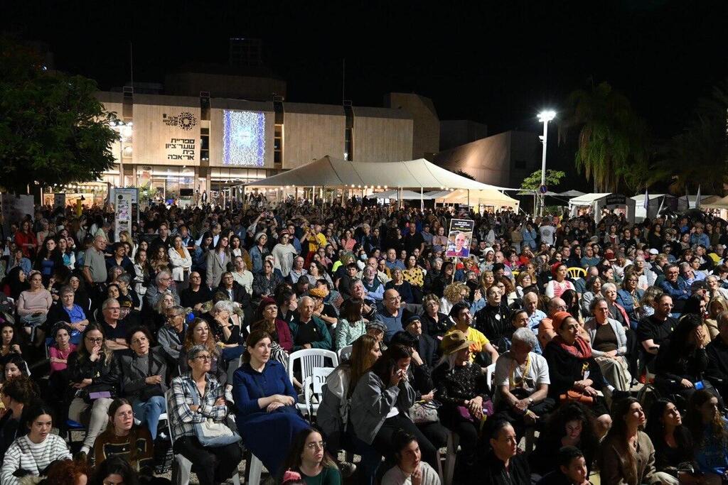 העצרת בכיכר החטופים (צילום: פאולינה פטימר) עצרת ״שרים יחד לשובם״ בכיכר החטופים, ובניהם: ראש הממשלה לשעבר נפתלי בנט.