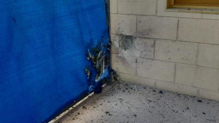 חצר הגן (צילום: דוברות המשטרה) פגיעת כטב"מ בחצר גן ילדים בנשר