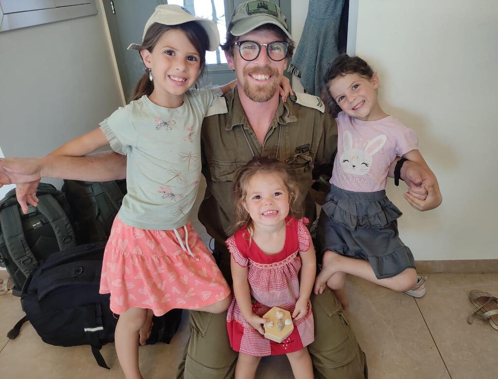 רס״ר (במיל׳) איל שלו והבנות. נותר בלי מילים נוכח השאלות שלהן (צילום: אלבום משפחתי) רס״ר (במיל׳) איל שלו, ואשתו שבות