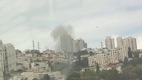 עשן בנשר, לאחר פיצוץ הכטב"ם (צילום: דוברות כבאות והצלה) נפילת הכטב"ם בנשר