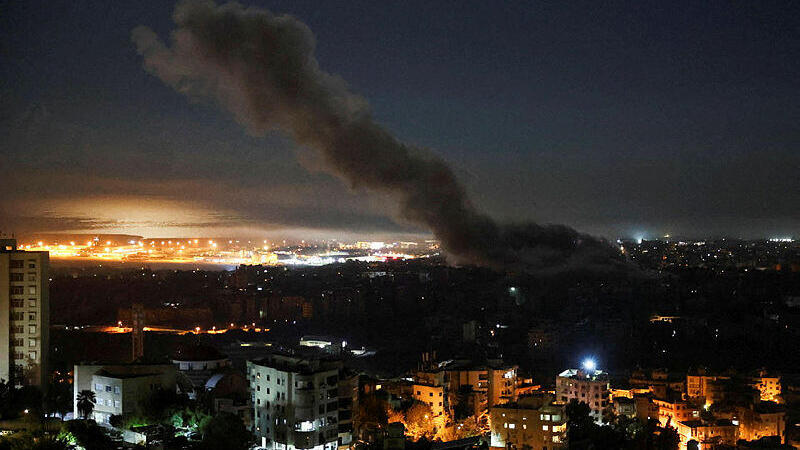 תקיפה בדאחייה, הלילה (צילום: REUTERS) תקיפה לילית ברובע הדאחייה בביירות