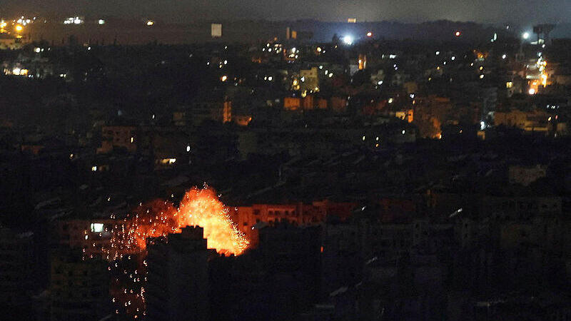 אש בביירות (צילום: REUTERS) תקיפה לילית ברובע הדאחייה בביירות