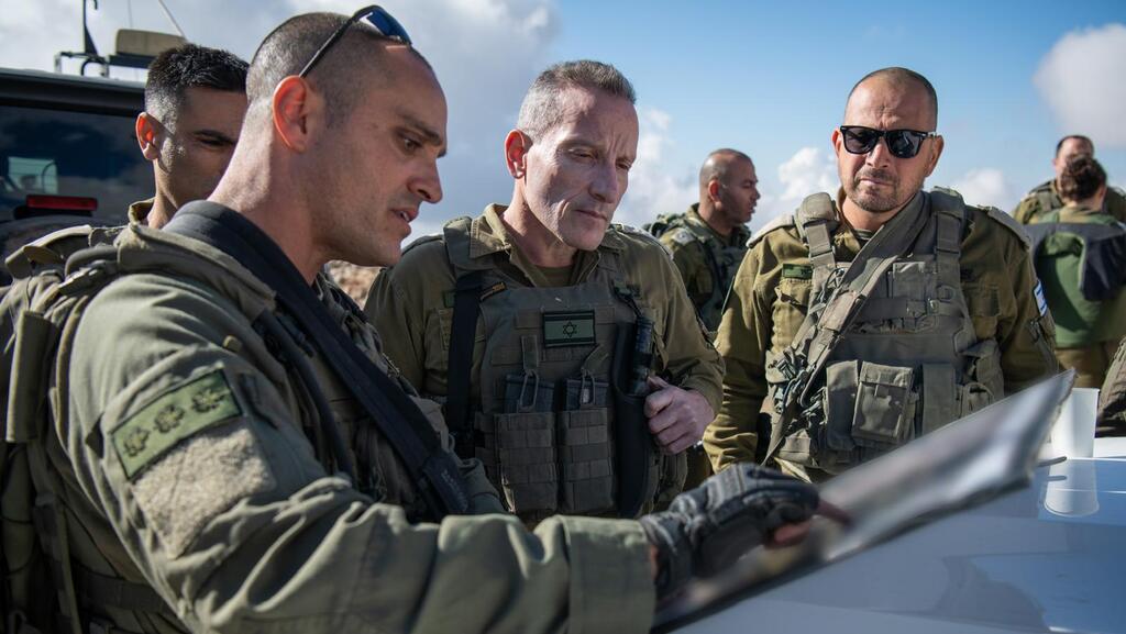 אלוף ברעם (במרכז) בסיור בגבול סוריה (צילום: דובר צה"ל) סגן ראש המטה הכללי, אלוף אמיר ברעם, בביקור בעוצבת הבשן 210
