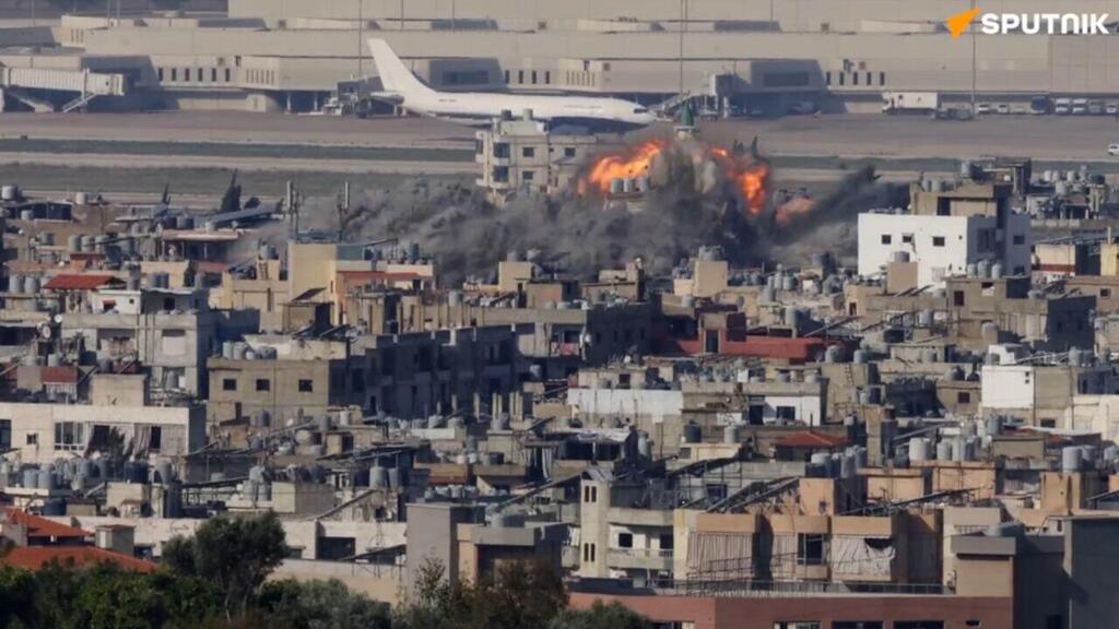 הפיצוץ האדיר מהתקיפה - כשברקע המטוס הממריא תקיפה בשדה התעופה בדאחייה
