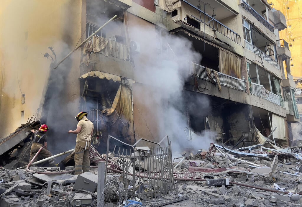 IDF strikes Beirut's Dahieh (Photo: Hussein Malla / AP) הריסות בעקבות תקיפות נרחבות בלבנון, דאחייה ביירות