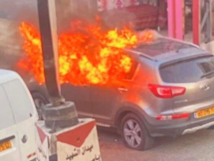 רכב ישראלי שהותקף בעיירה אבו דיס שבמרחב ירושלים