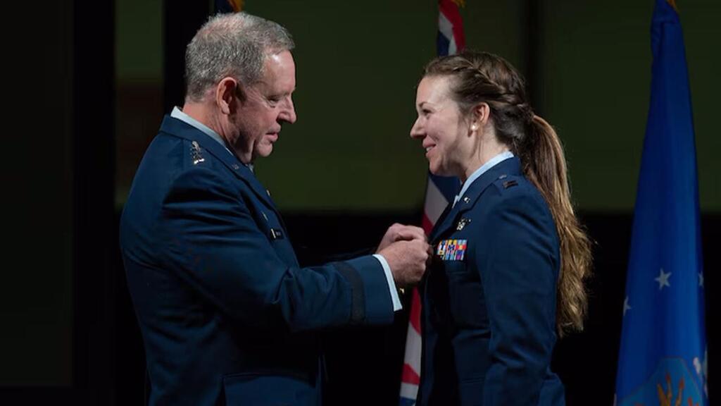 Capt. Lacie 'Sonic' Hester awarded the Silver Star for leading the mission to intercept Iranian drones (Photo: US Air Force) סרן לייסי "סוניק" הסטר