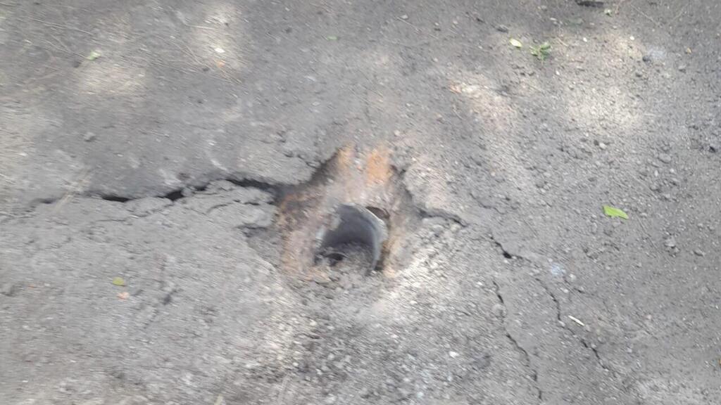פגיעת רקטה שנותרה מלבנון במושב יערה