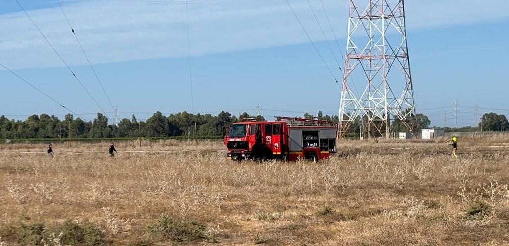 כוחות כיבוי אש הגיעו לכבות את השריפה שפרצה בשדה קוצים באזור יבנה בעקבות פיצוץ כטב"ם