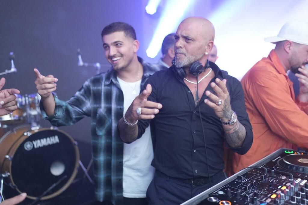 "כשליאם מביא בנות זה בסדר, כשאלין מביאה בנים זה קצת פחות". אייל וליאם גולן (צלם: פרנסיסקו די סטסיו) אייל גולן