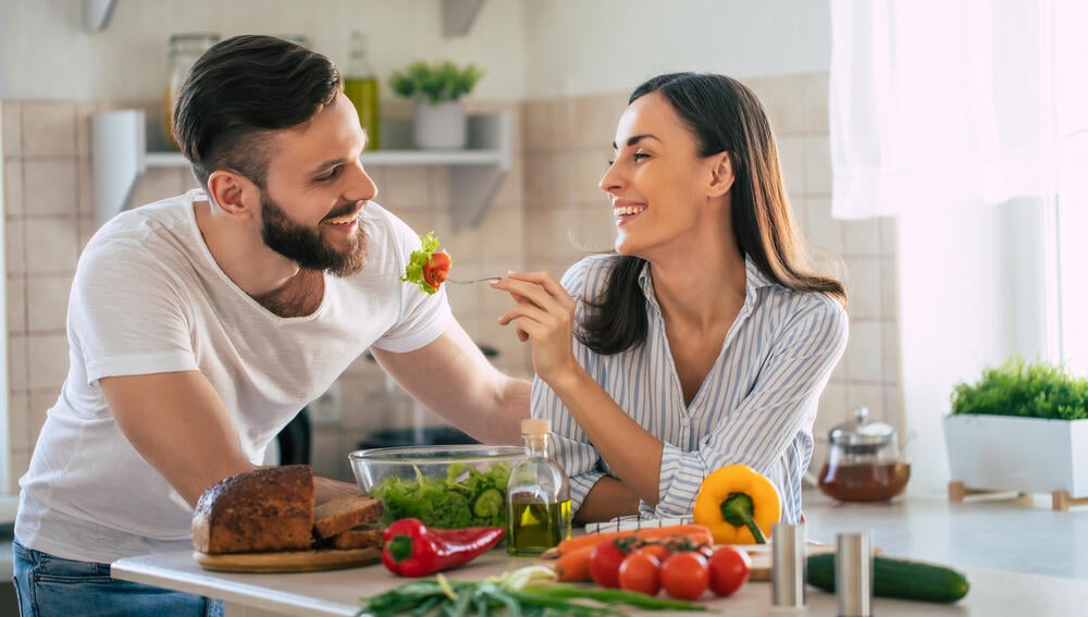 לא אוכלים אותו דבר. תזונת נשים וגברים (צילום: shutterstock) תזונת מגדר גבר אישה ירקות בשר תזונה בריאה גברים נשים