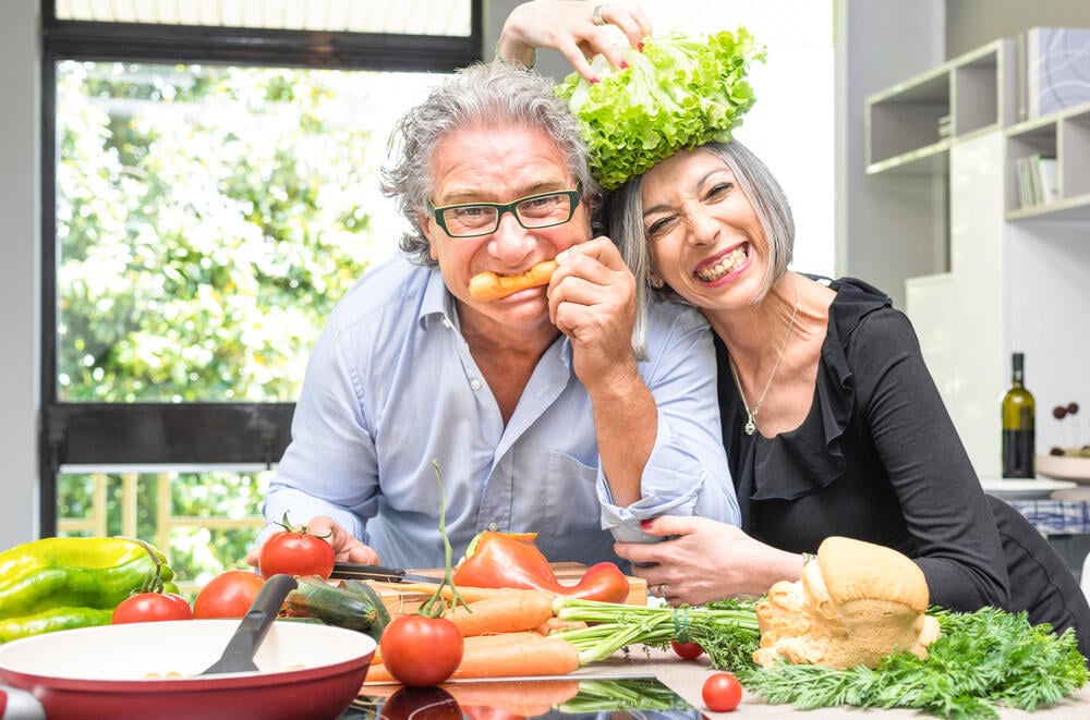 יותר גברים מנשים עושים פעילות גופנית ויותר נשים מגברים עושות דיאטות (צילום: shutterstock) תזונת מגדר גבר אישה ירקות בשר תזונה בריאה גברים נשים