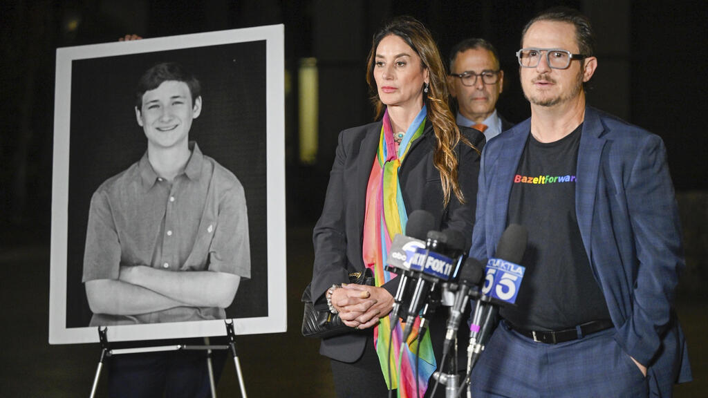 Blaze Bernstein's parents talk to the media next to a photo of their son (Photo: Mark Rightmire/The Orange County Register via AP) הוריו של הנרצח בבית המשפט