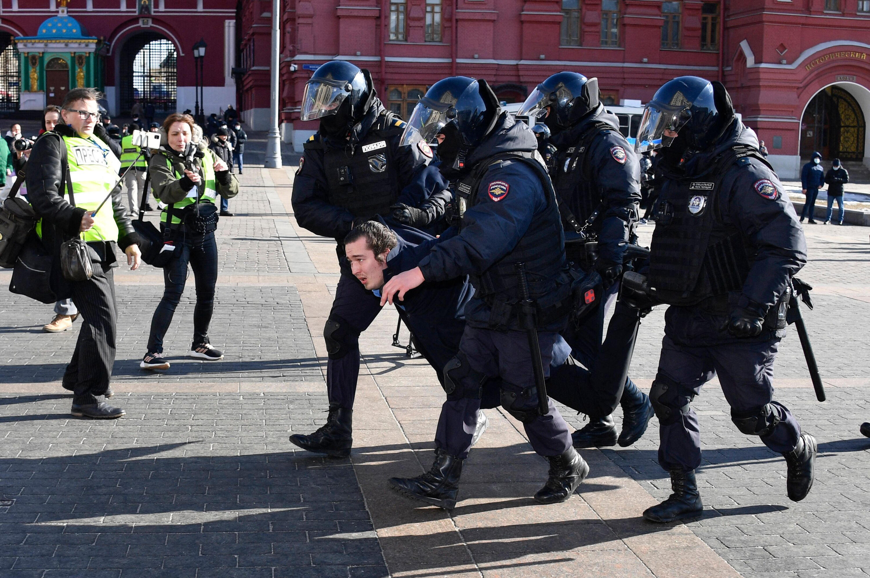 Артиллерия бьет по своим: Россия против собственных граждан