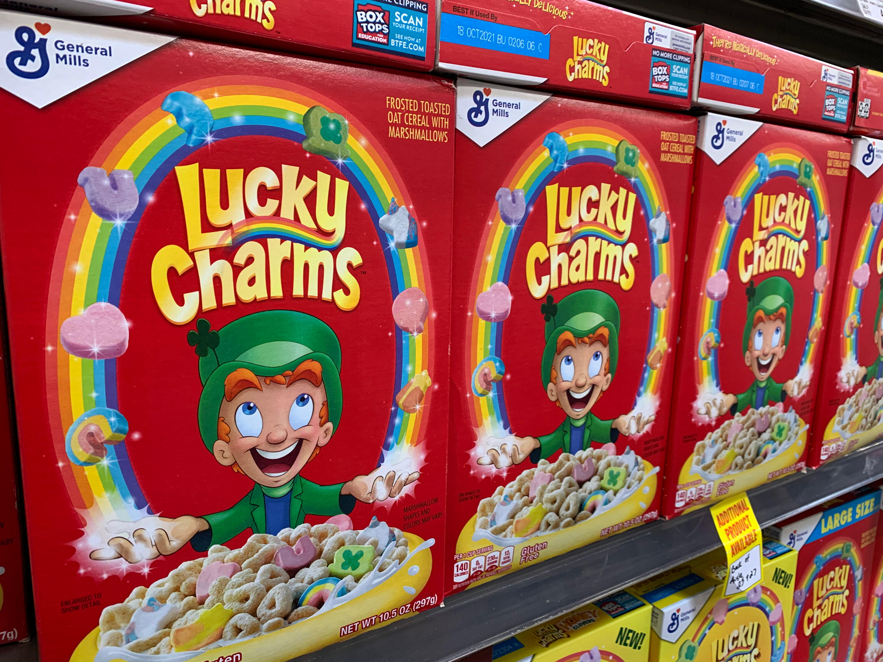 Lucky charms. Хлопья лаки чармс. General Mills Lucky Charms. Хлопья Lucky Charms в магните. Lucky Charms новогодние хлопья.