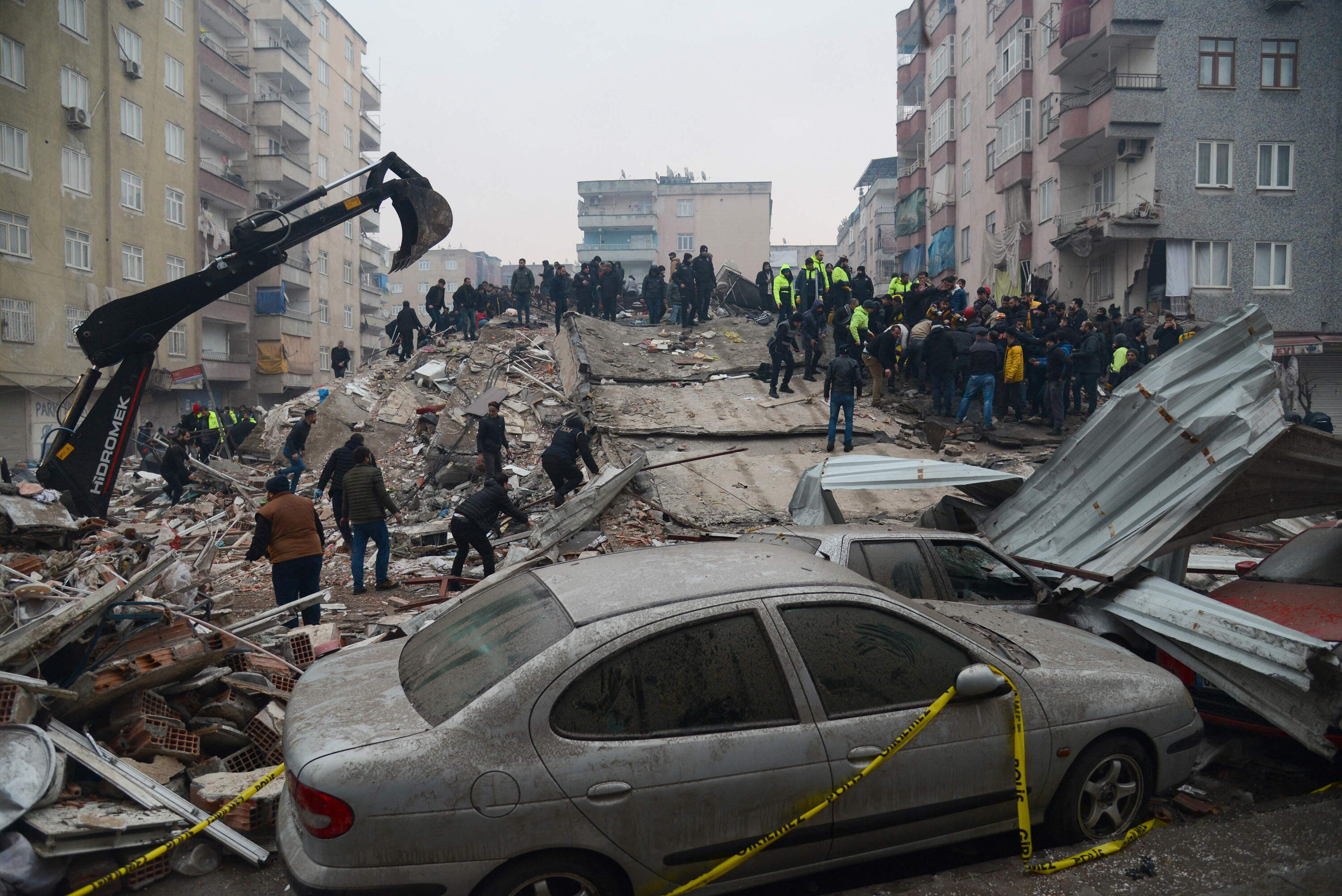 Кровавые слезы в руинах: фоторепортаж о последствиях землетрясения в Турции  и Сирии