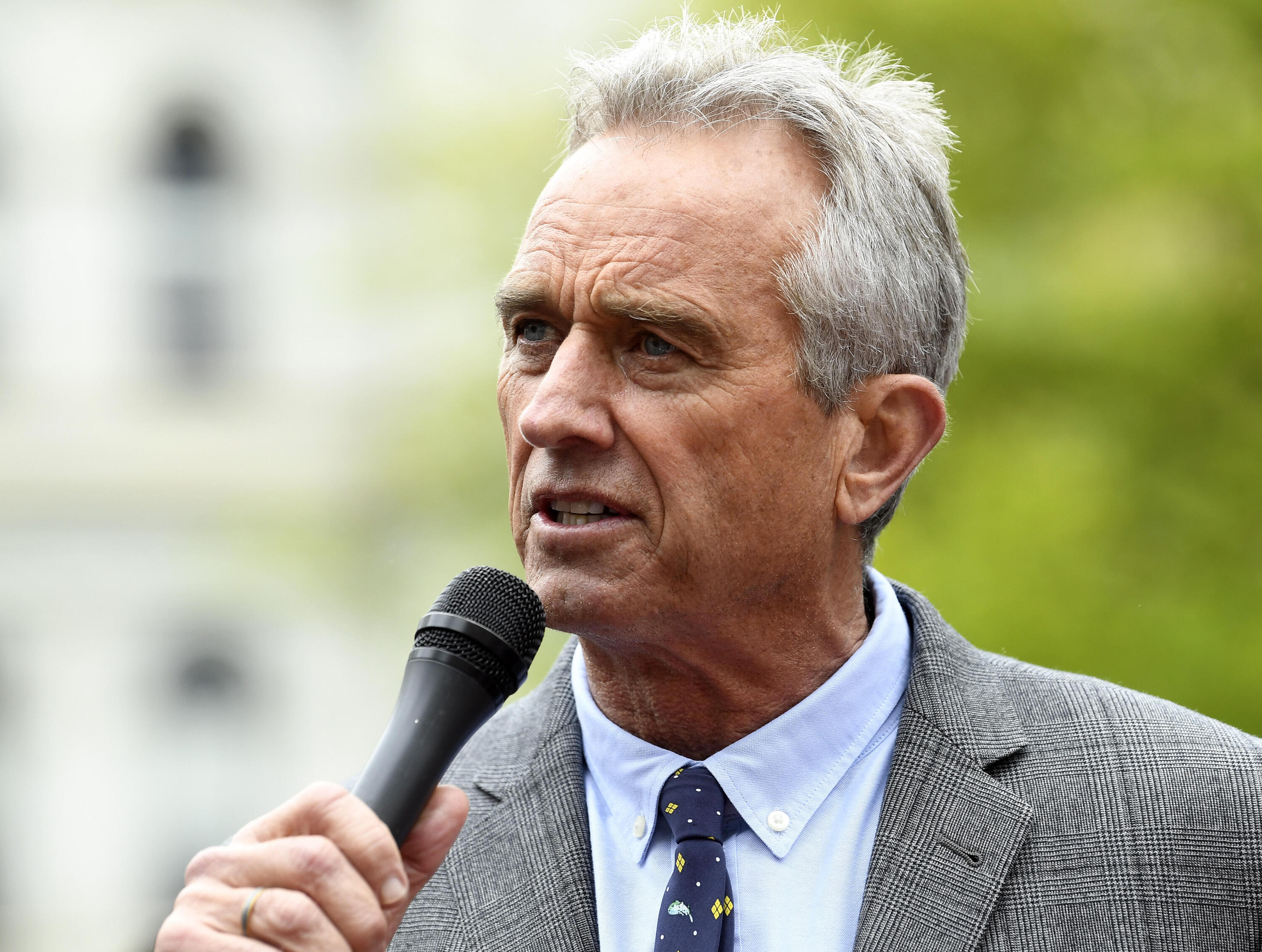 RFK Jr. Disavows Anti-Semite Louis Farrakhan, Whom He Once Called a 'Truly  Great Partner