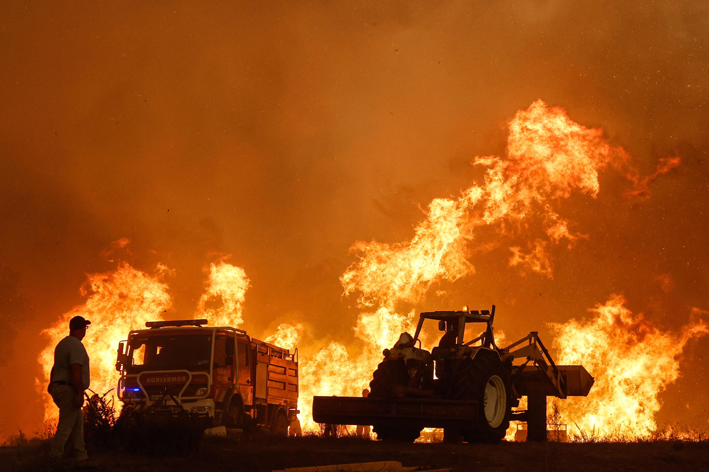 Hawaii wildfires kill 36 as 'apocalypse' hits resort city