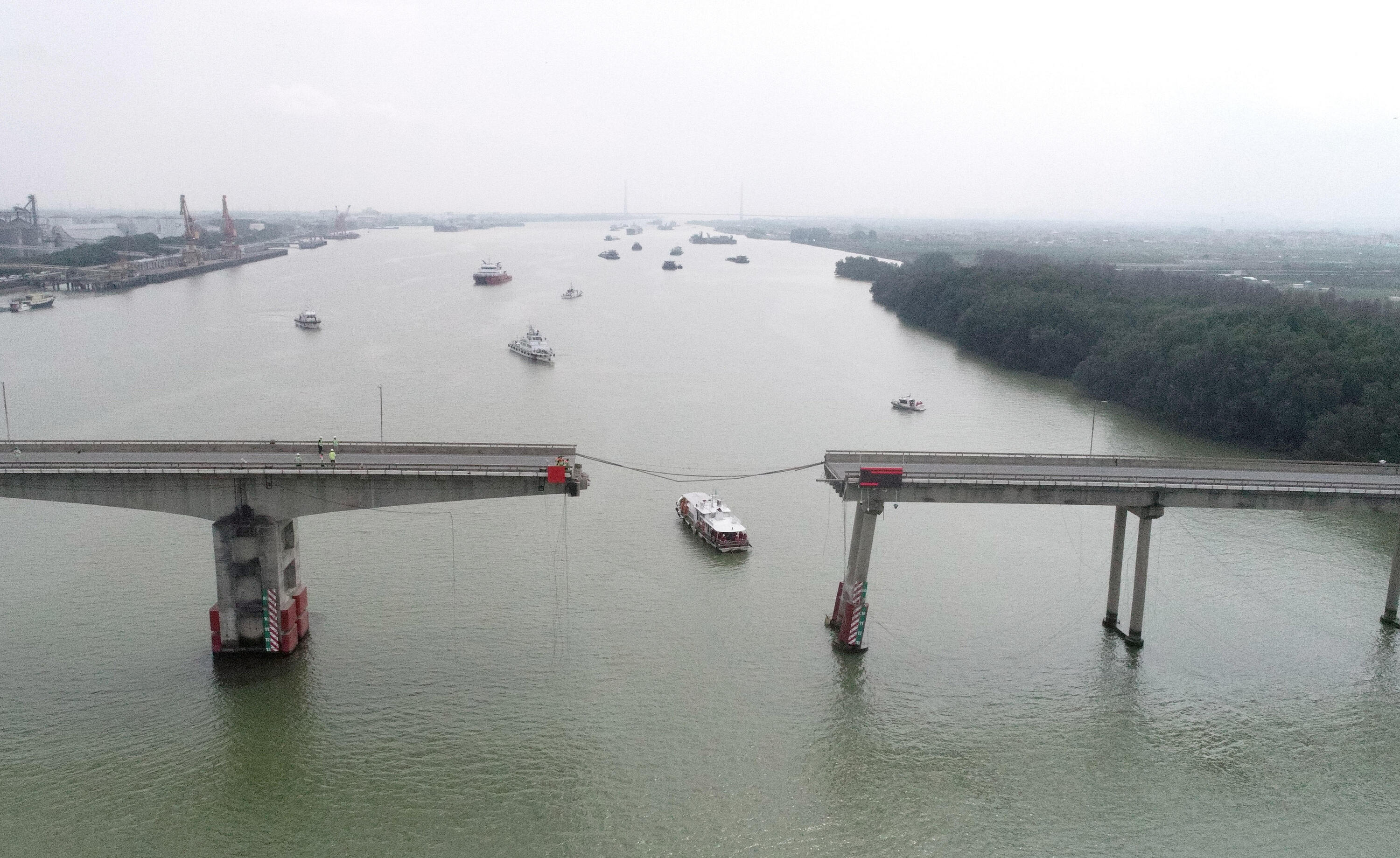 Фото: мост рухнул от удара судна, машины посыпались в воду