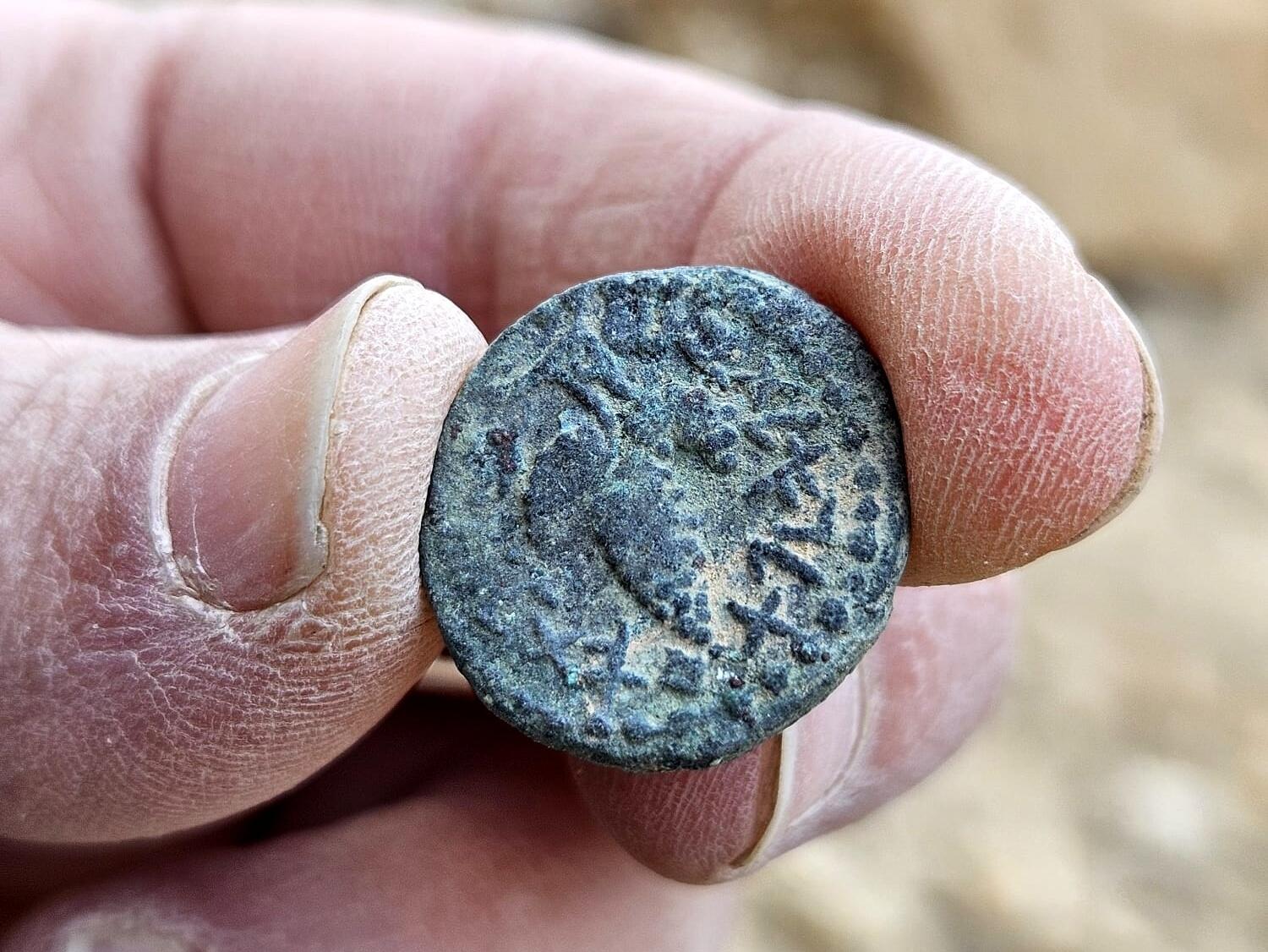 中東の古代のコイン Ancient Israelite coin from 132 AD found in desert during
