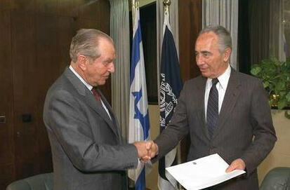 ארכיון. חיים הרצוג (משמאל) עם שמעון פרס (צילום: סער יעקב, לע"מ) ארכיון. חיים הרצוג (משמאל) עם שמעון פרס