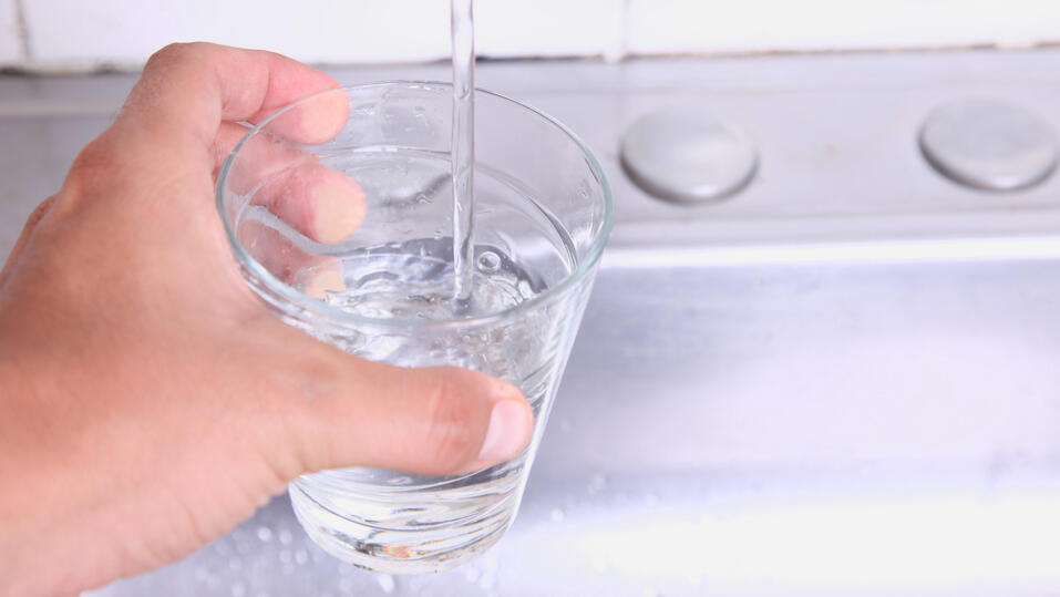 "ממליצה על כוס מים אחרי כל פעם שיוצאים מהמקלט או מהממ"ד" (צילום: shutterstock) "ממליצה על כוס מים אחרי כל פעם שיוצאים מהמקלט או מהממ"ד"