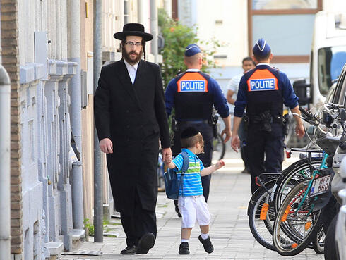 Belgium keeps police in Antwerp Jewish area