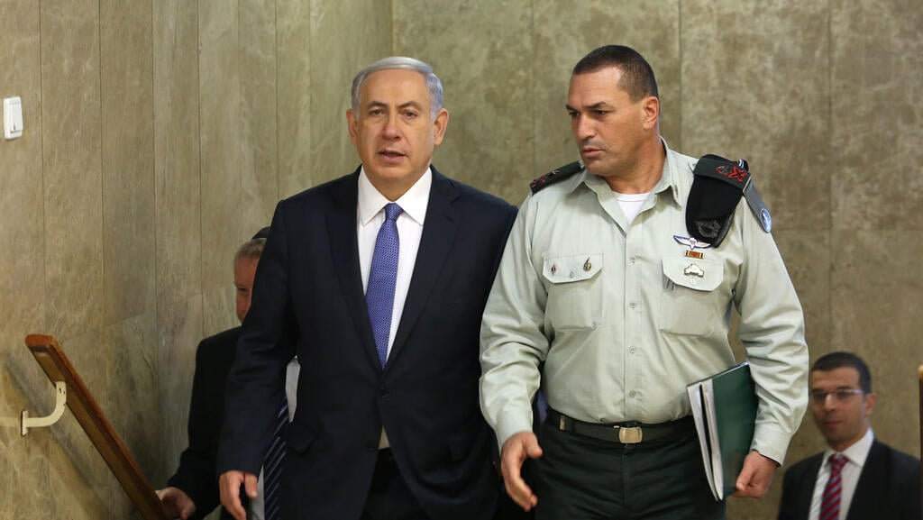 זמיר בימיו כמזכירו הצבאי של נתניהו (צילום: עמית שאבי) זמיר בימיו כמזכירו הצבאי של נתניהו