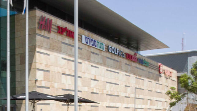 שריפה בקניון בהרצליה, לוחמי אש מפנים לקוחות
