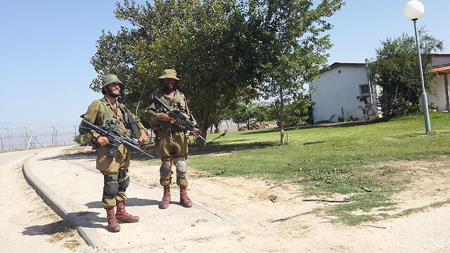 Soldiers at a Gaza-border town, Thursday morning. (Photo: Roee Idan) (צילום: רועי עידן) Soldiers at a Gaza-border town, Thursday morning. (Photo: Roee Idan)