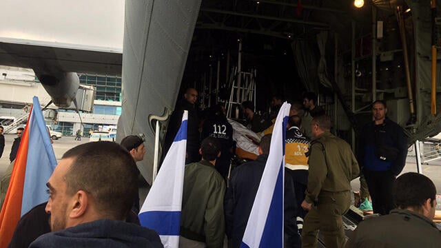 Avi Damri being placed on plane in Istanbul (Photo: Ran Boker) (צילום: רן בוקר) Avi Damri being placed on plane in Istanbul (Photo: Ran Boker)