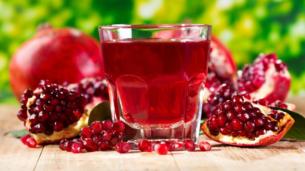 כוס אחת עם שפע יתרונות. מיץ רימון