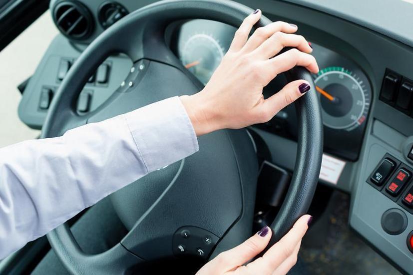 לא רק על ההגה: כך נשים מובילות את עולם הרכב, התחבורה והביטוח