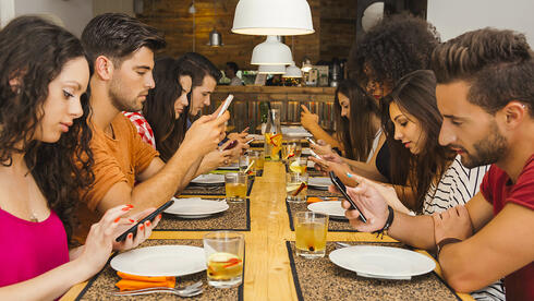 60% מבני הנוער מעדיפים להתייעץ עם AI על פני הוריהם