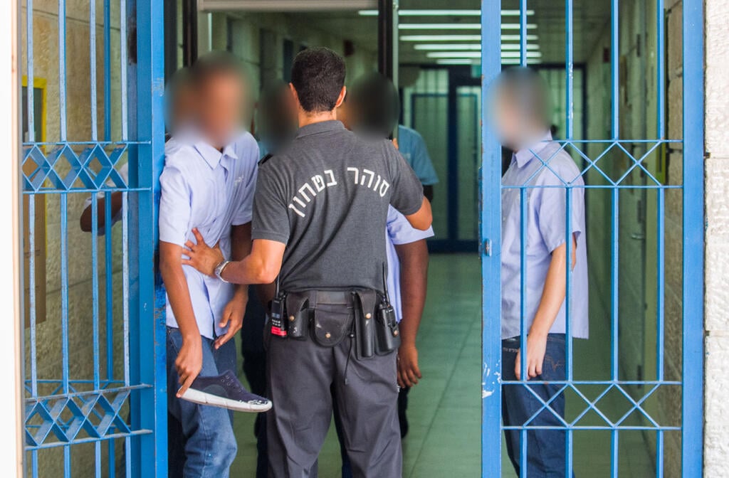 "מחכים שהוא יתעצבן על מישהו מחוץ לבית וייתן לו מכה, ואז הוא ילך לכלא 'אופק'?" (צילום: עידו ארז) "מחכים שהוא יתעצבן על מישהו מחוץ לבית וייתן לו מכה, ואז הוא ילך לכלא 'אופק'?"