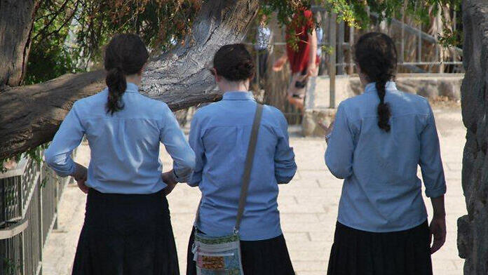 תלמידות סמינר, ארכיון