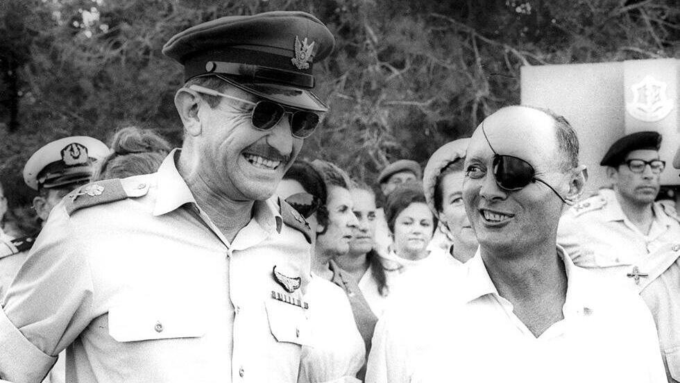 עזר ויצמן ומשה דיין (צילום: דן הדני, מתוך אוסף IPPA, הספרייה הלאומית) עזר ויצמן ומשה דיין