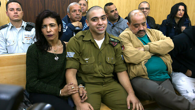 Azaria with his parents in court (Photo: Abigail Uzi) (צילום: אביגיל עוזי) Azaria with his parents in court (Photo: Abigail Uzi)