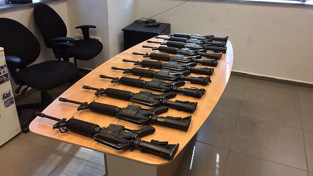 Some of the M-16 rifles recovered after the theft (Photo: Israel Police) (צילום: דוברות המשטרה) Some of the M-16 rifles recovered after the theft (Photo: Israel Police)