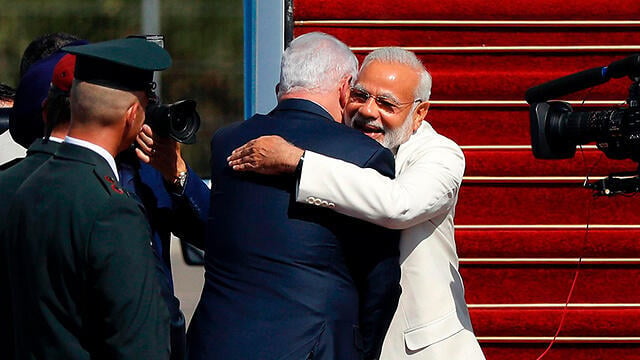 If and when India is forced to choose between Israel and the Arab states—during a conflict with the Palestinians, for example—all the hugs in the world won’t really help us (Photo: AFP (צילום: AFP) If and when India is forced to choose between Israel and the Arab states—during a conflict with the Palestinians, for example—all the hugs in the world won’t really help us (Photo: AFP