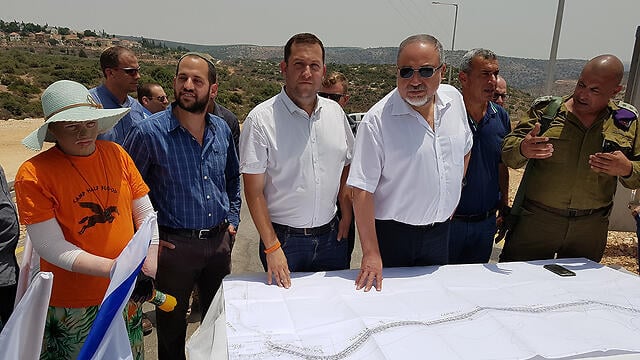 Lieberman and Yossi Dagan, in white in the center (Photo: Shaul Golan) (צילום: שאול גולן) Lieberman and Yossi Dagan, in white in the center (Photo: Shaul Golan)