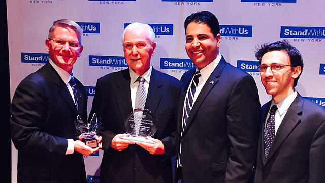 L to R: American Sephardic Federation representative Jason Guberman, StandWithUs Executive Director Shahar Azani, Captain Elgen M. Long and Alaska Airlines representative Tim Thompson (Photo: StandWithUs) (צילום: Stand With Us) L to R: American Sephardic Federation representative Jason Guberman, StandWithUs Executive Director Shahar Azani, Captain Elgen M. Long and Alaska Airlines representative Tim Thompson (Photo: StandWithUs)