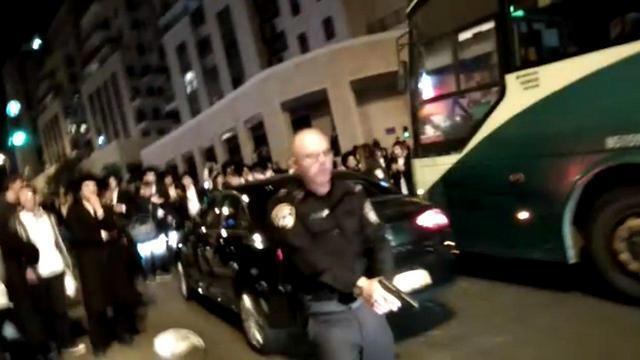 The police officer (צילום: שלומי כהן, "מחאת החרדים הקיצוניים") The police officer