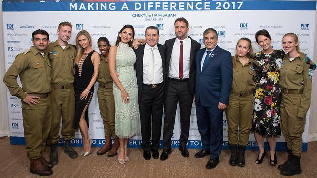 IDF soldiers with Israeli model and actress Moran Atias, Haim Saban, Gerard Butler and FIDF national director Maj. Gen. (Res.) Meir Klifi-Amir (צילום: אלקסי רוזנפלד) IDF soldiers with Israeli model and actress Moran Atias, Haim Saban, Gerard Butler and FIDF national director Maj. Gen. (Res.) Meir Klifi-Amir