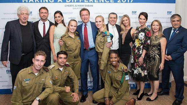 IDF soldiers with some of the celebrities who attended the gala (צילום: אלקסי רוזנפלד) IDF soldiers with some of the celebrities who attended the gala